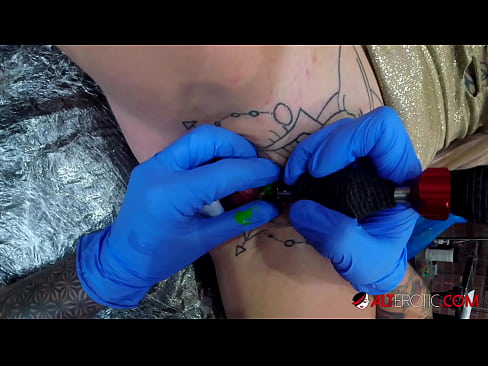 ❤️ Sully Savage, une chaudasse extrêmement tatouée, s'est fait tatouer le clitoris. Super porno at fr.appassistance.ru ❌